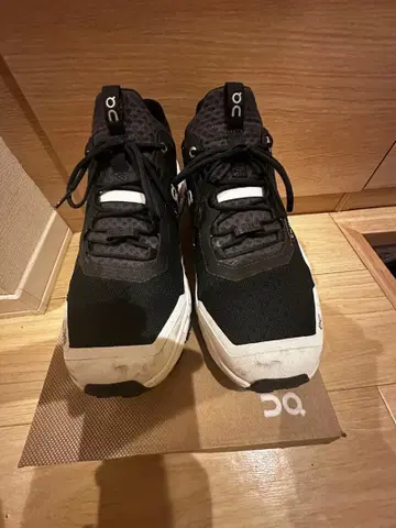 On cloud ultra 러닝화 블랙/화이트