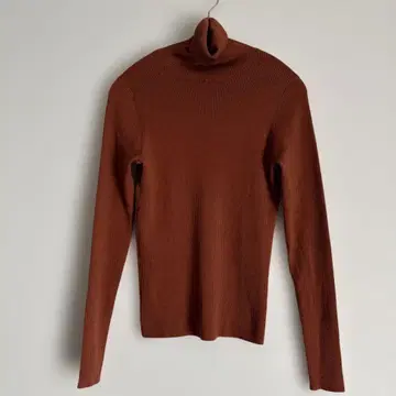 브라운 터틀넥 리브 스웨터