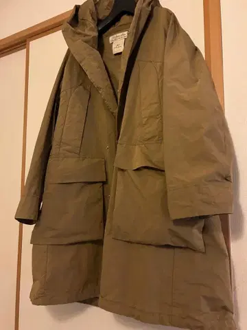 REMI RELIEF 브라운 계열 후드 부착 코트