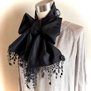 미나 페르호넨 핸드메이드 anemone 브로치와 울 롱 스톨. 블랙.