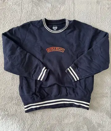 ULTRA HEAVY 로고 맨투맨