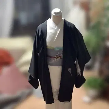 블랙의 심플한 겉옷