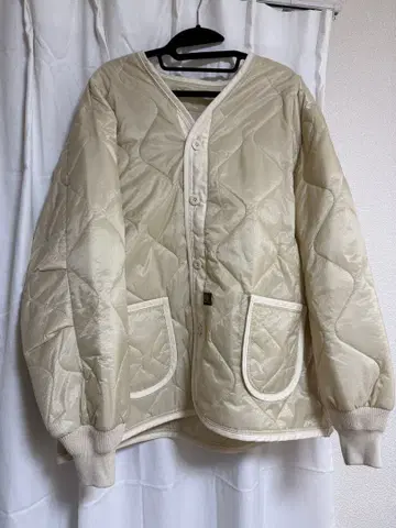 ALPHA INDUSTRIES 퀼팅 자켓 크림색