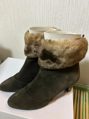 올리브 그린 스웨이드 부츠 베이지 퍼 포함