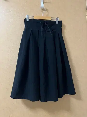 Innocent World White 블랙 플리츠 스커트