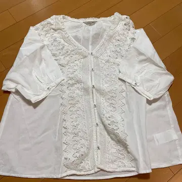 화이트 레이스 장식 오분 소매 셔츠