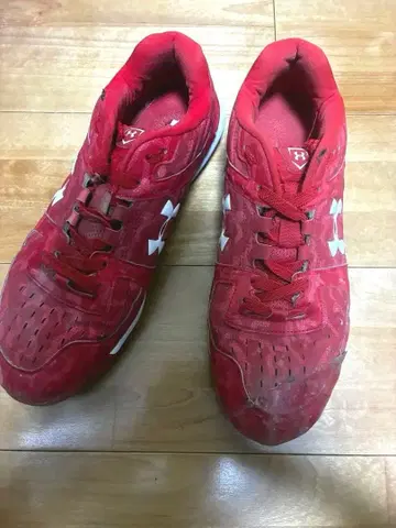 Under Armour 빨간색 스파이크 슈즈
