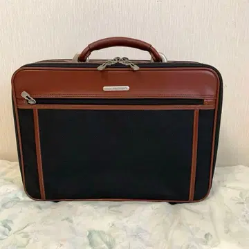 비즈니스 백 블랙과 브라운의 콤비네이션