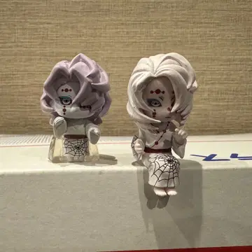 앉아있는 귀멸의 칼날 나라붕데스 루이