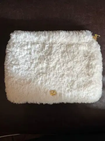 비욘드 더 리프 스퍼라의 가을/겨울 버전의 백 가죽 백 스프링 입구 타입