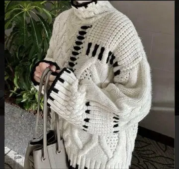 ZARA 대비 스티치 니트 스웨터