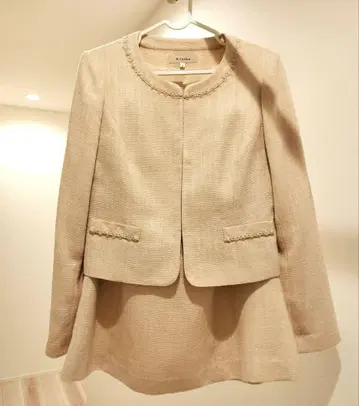 도쿄 소와르 Rifanne 베이지 노카라 정장 세트 9호