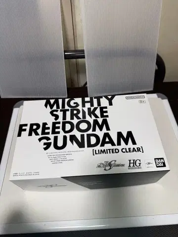 HG 마이티 스트라이크 프리덤 건담 [LIMITED CLEAR]