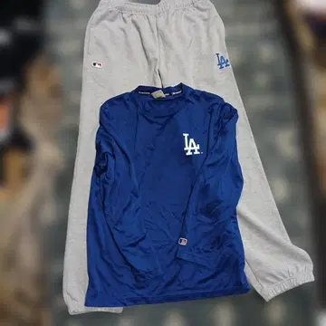 다저스 긴팔 셔츠와 스웨트 팬츠 세트.