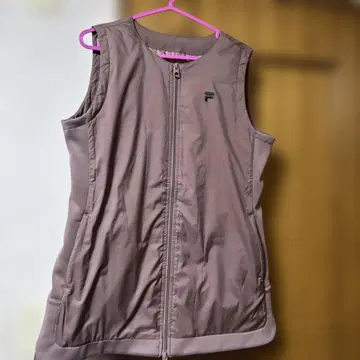 FILA 코코아색 다운 집업 베스트 허리를 가립니다