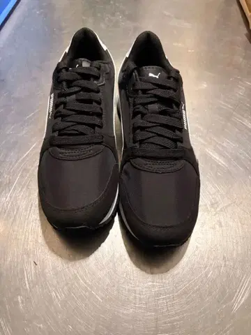 PUMA 블랙 화이트 스니커즈