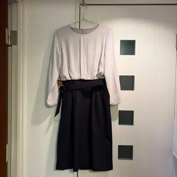 그린 라벨 긴팔 무릎 기장 원피스