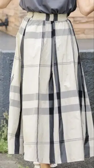 체크 무늬 플레어 스커트