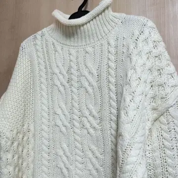 아이보리 케이블 짜임 하이넥 니트