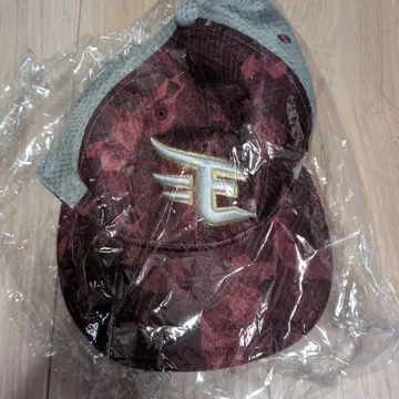 미사용 빨간색과 그레이 색상의 야구 모자