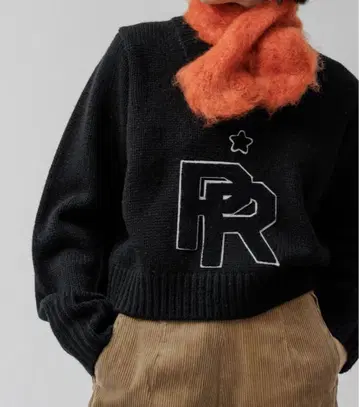 M TO R CROPPED LETTERED V-NECK KNIT