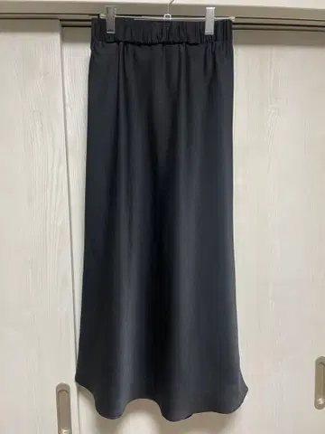 [ Whim Gazette ] 블랙 새틴 플레어 스커트 허리밴딩