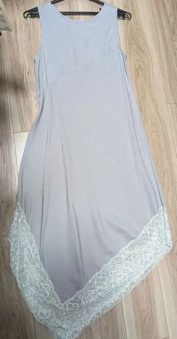 라이트 그레이 슬리브리스 원피스 레이스 밑단 이탈리아제