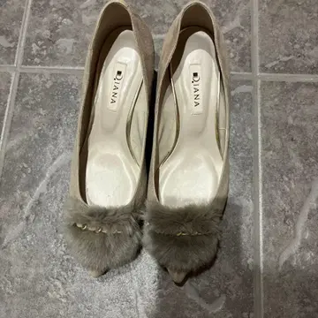 Diana 베이지 퍼 펌프스 25cm