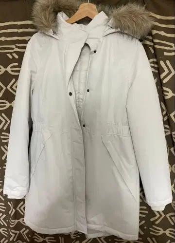 새상품 화이트 후드 부착 다운 자켓