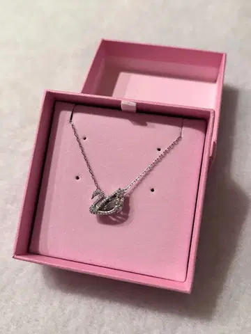 SWAROVSKI 실버 백조 목걸이