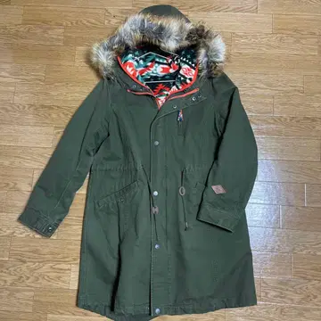 올리브색 퍼 달린 모즈 코트