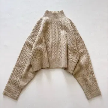 미라 오웬 숏 케이블 니트 풀오버 하이넥