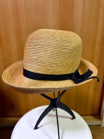 휴일과 시 베이지 스트로 보울러 햇 블랙 리본 포함