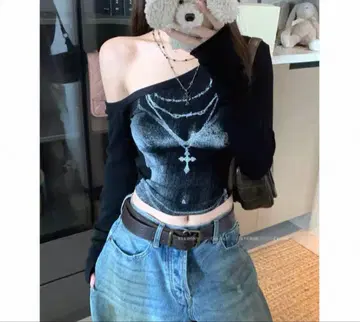 오프숄더 그래픽 프린트 긴팔 상의 y2k 블랙