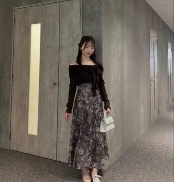 LILLIANCARAT 리리안캐럿 라인 플라워 플레어 스커트