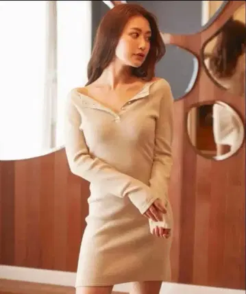 헤더 버튼 헨리넥 원피스 니트 다리치 베이지