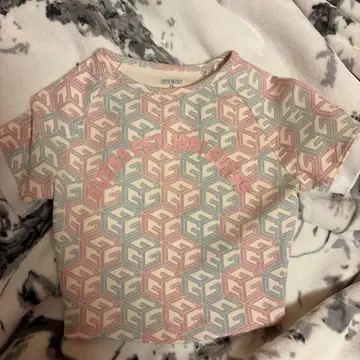 GUESS 기하학 패턴 반팔 T셔츠