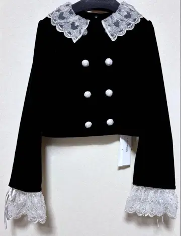 릴리 브라운 스캘럽 비쥬 어태치드 자켓