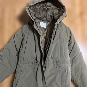 카키 다운 자켓 후드 부착