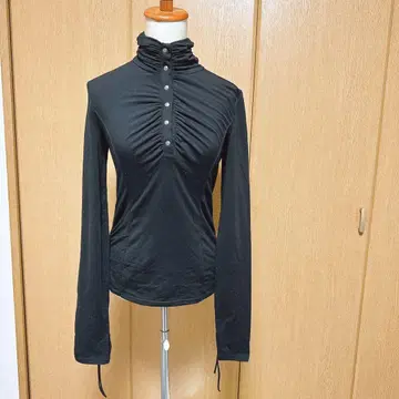 OZZ ONESTE 블랙 긴팔 티셔츠