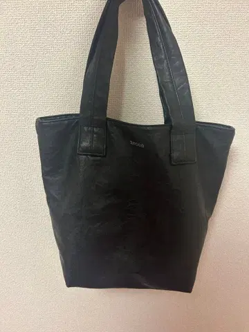 ZUCCA 엠보스 블랙 합성 피혁 토트백