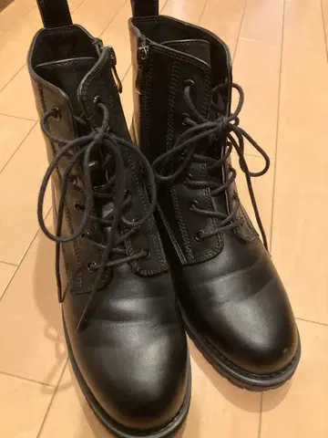 블랙 레이스업 부츠 사이드 지퍼 포함