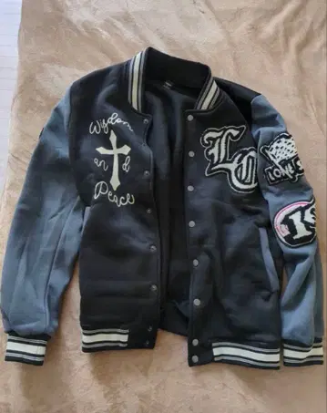 자수 장식 바시티 자켓 블랙과 그레이