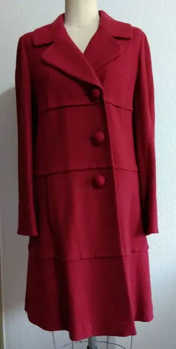 압축 니트의 빨간색 롱 코트