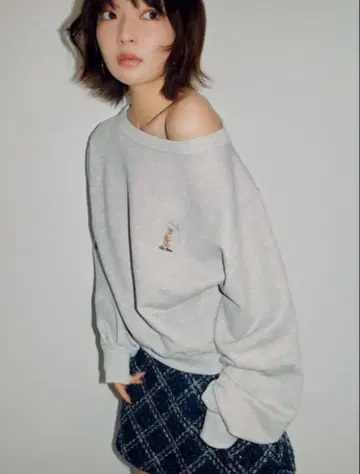 Lily Bear 원숄더 리본 맨투맨