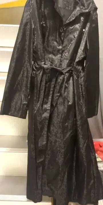 밀라 쇤 로고 패턴 블랙 롱 레인코트