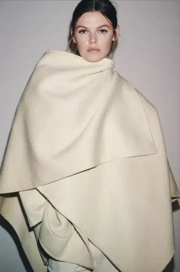 이번 시즌 즉시 완판 ZARA 울 케이프 코트