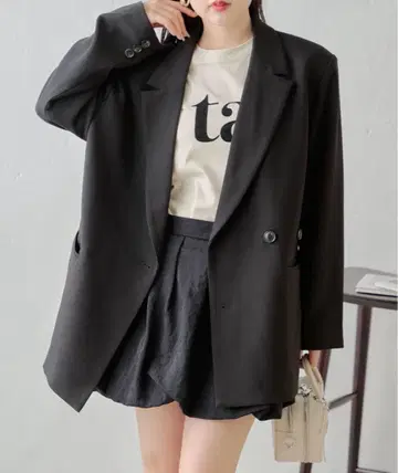 블랙 테일러드 자켓과 숏팬츠 세트