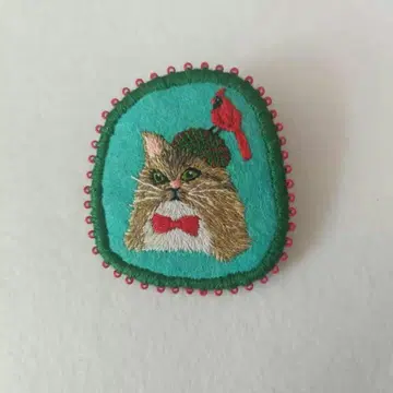 자수 고양이와 빨간 새 브로치