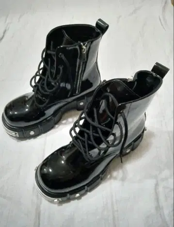 블랙 하이컷 통굽 메탈 스터드 부츠